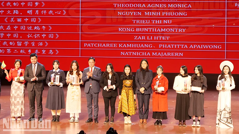 Ông Hoàng Mai Diễn, Bí thư thứ nhất Đại sứ quán Việt Nam tại Trung Quốc trao giải cho các lưu học sinh giành giải Triển vọng.