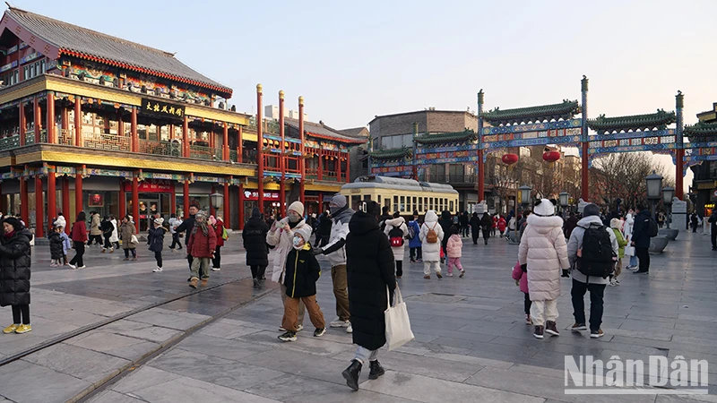Phố đi bộ Tiền Môn ở thủ đô Bắc Kinh thu hút nhiều người dân và du khách trong dịp Tết Nguyên đán. Ảnh: HỒ QUÂN