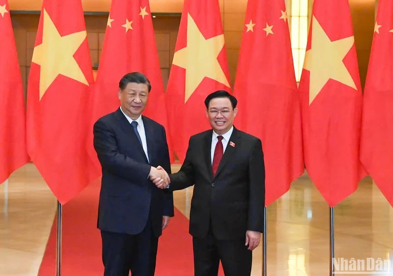 Chủ tịch Quốc hội Vương Đình Huệ và Tổng Bí thư, Chủ tịch Trung Quốc Tập Cận Bình. (Ảnh: Báo Nhân Dân)