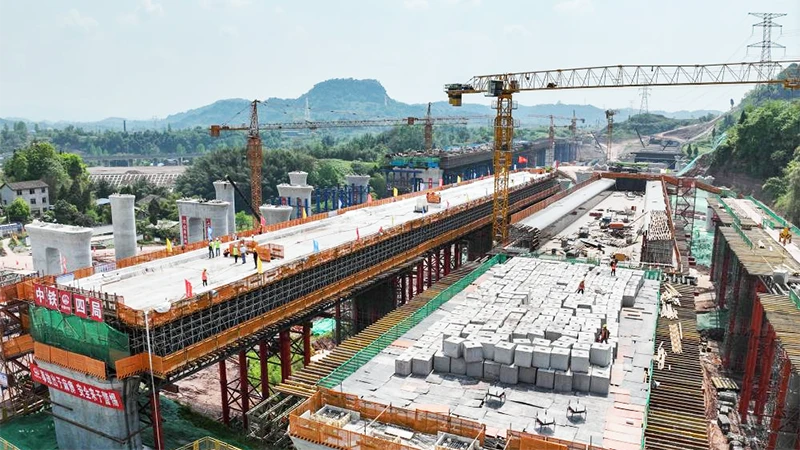 Công trường xây dựng cầu ở tỉnh Tứ Xuyên, Trung Quốc. (Ảnh: Tân Hoa Xã)
