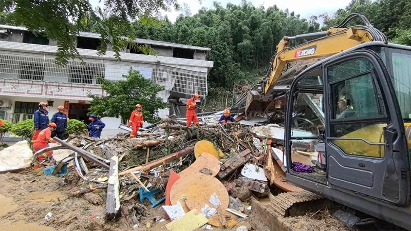 Lực lượng cứu hộ tìm kiếm người dân bị vùi lấp ở thôn Nhạc Lâm, xã Thọ Nhạc, khu Nam Nhạc, tỉnh Hồ Nam. (Ảnh: Tân Hoa xã)