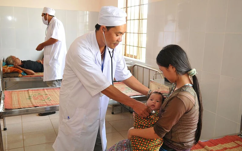 Các bác sĩ Bệnh viện đa khoa huyện Đăk Glong (Đắk Nông) khám, chữa bệnh cho đồng bào dân tộc thiểu số có thẻ bảo hiểm y tế. (Ảnh NGUYỄN ĐĂNG)