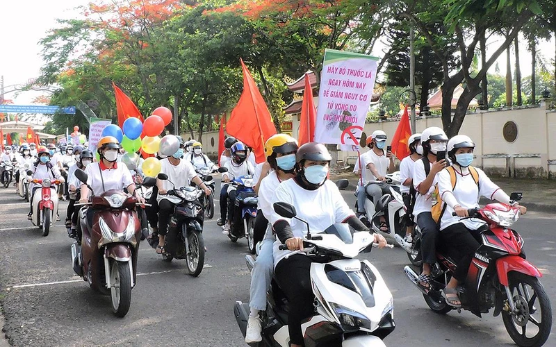 Diễu hành tuyên truyền về tác hại của thuốc lá trên một số trục đường chính của thành phố Kon Tum. (Ảnh THÙY HƯƠNG) 