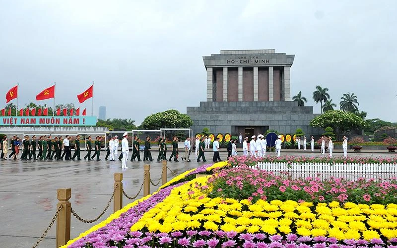 Các tầng lớp nhân dân và lực lượng vũ trang vào Lăng viếng Chủ tịch Hồ Chí Minh. (Ảnh NGUYỄN ĐĂNG)