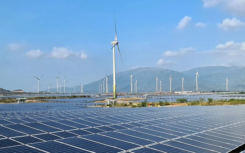 Nhà máy điện gió và điện mặt trời tại huyện Thuận Bắc, tỉnh Ninh Thuận. (Ảnh Hồng Quảng)