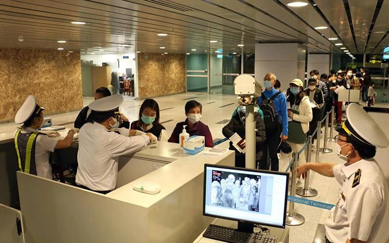 Kiểm dịch nhập cảnh tại sân bay quốc tế Đà Nẵng nhằm tăng cường giám sát phòng ngừa lây lan dịch bệnh. (Ảnh HỮU QUÝ) 