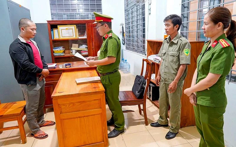 Công an huyện Đồng Phú (Bình Phước) đọc lệnh bắt tạm giam đối với Trần Thanh Tú để điều tra về hành vi hành hạ bé D.Y, là con riêng của vợ Tú. (Ảnh Thanh Trúc)