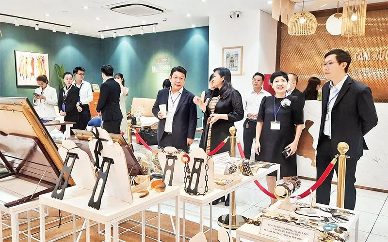 Đại diện các doanh nghiệp Singapore tham quan, tìm hiểu cơ hội đầu tư tại Showroom Trung tâm Xúc tiến thương mại và Đầu tư Thành phố Hồ Chí Minh.