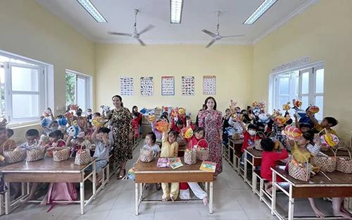 Các em học sinh gốc Việt tại tỉnh Siem Reap vui Tết Trung thu 2022.