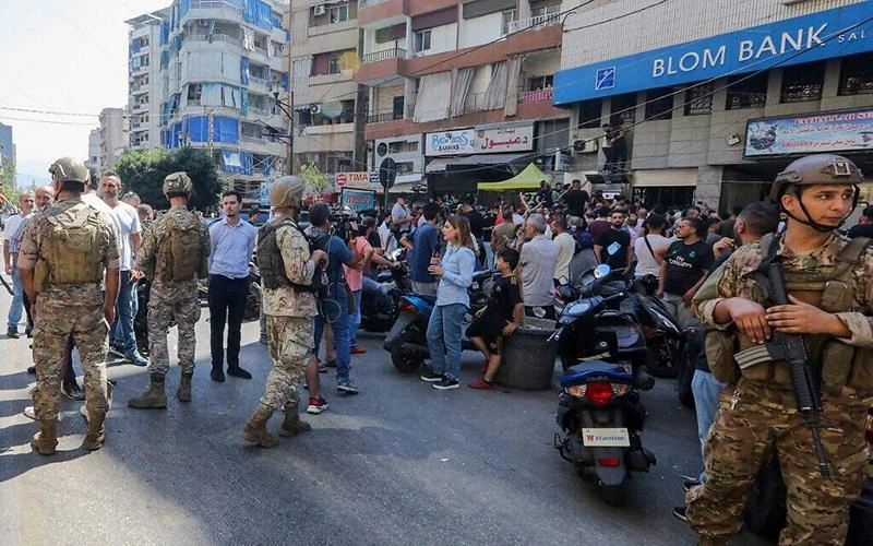 Lực lượng an ninh được triển khai bên ngoài các ngân hàng ở Liban. (Ảnh The times of Israel)