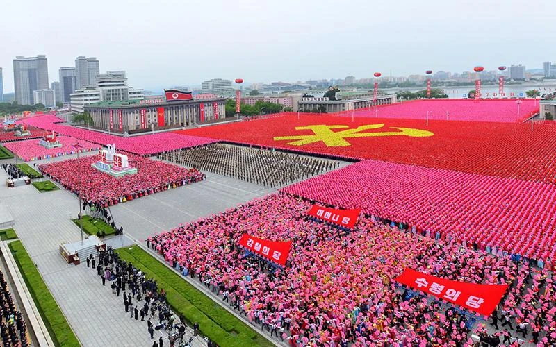 Diễu hành tại thủ đô Bình Nhưỡng chào mừng Đại hội lần thứ 7 của Đảng Lao động Triều Tiên. 