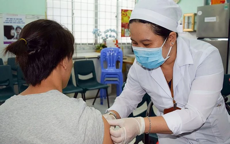 Tiêm vắc-xin ngừa bệnh dại cho người dân tại Trung tâm Kiểm soát bệnh tật thành phố Cần Thơ. (Ảnh NGỌC DI)
