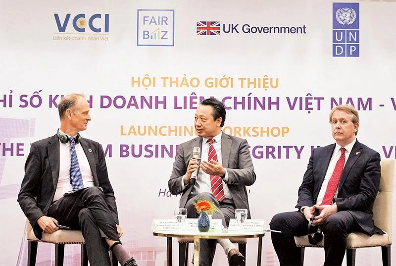 Ông Nguyễn Quang Vinh, Phó Chủ tịch điều hành Liên đoàn Thương mại và Công nghiệp Việt Nam (ở giữa) nhấn mạnh, để xây dựng văn hóa liêm chính, cần sự cam kết của người đứng đầu doanh nghiệp.