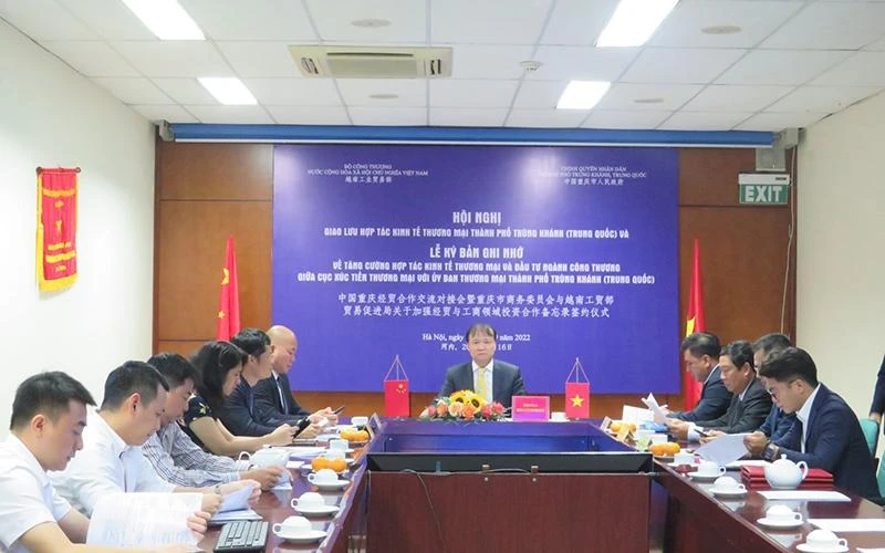 Lễ ký kết Bản ghi nhớ hợp tác giữa Bộ Công thương và Ủy ban Thương mại thành phố Trùng Khánh, Trung Quốc. (Ảnh BỘ CÔNG THƯƠNG)
