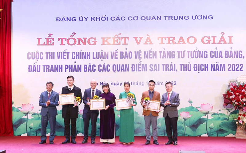 Đại diện tác giả, nhóm tác giả được trao thưởng trong cuộc thi viết về bảo vệ nền tảng tư tưởng của Đảng năm 2022.