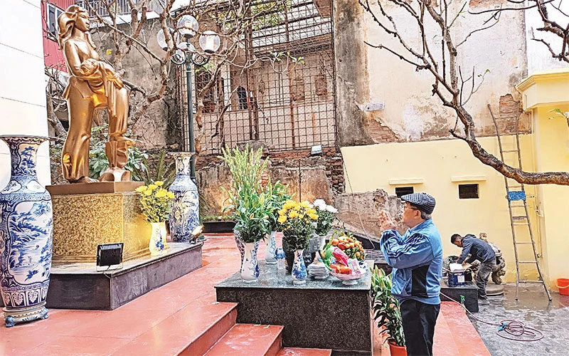 Ông Vũ Xuân Trường thắp nén nhang tại Đài tưởng niệm trên phố Khâm Thiên tưởng nhớ những người đã ngã xuống trong đêm 26/12/1972.