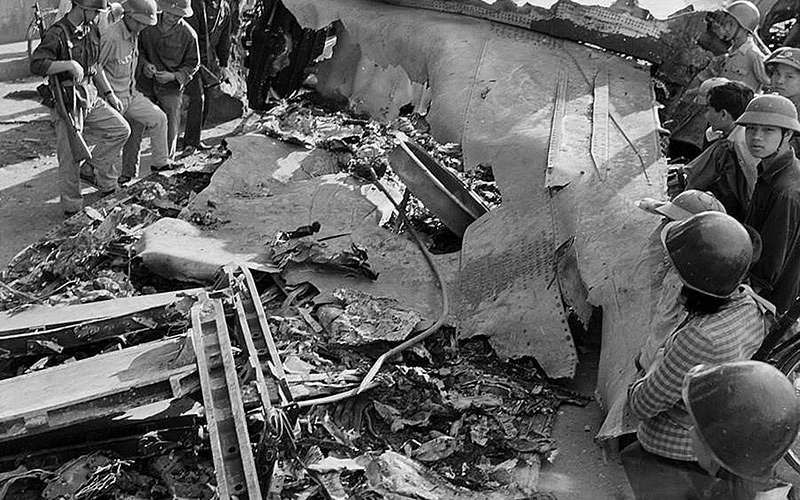 Xác máy bay B-52 bị bắn rơi ngày 27/12/1972 trên phố Hoàng Hoa Thám, Hà Nội. (Ảnh TTXVN)