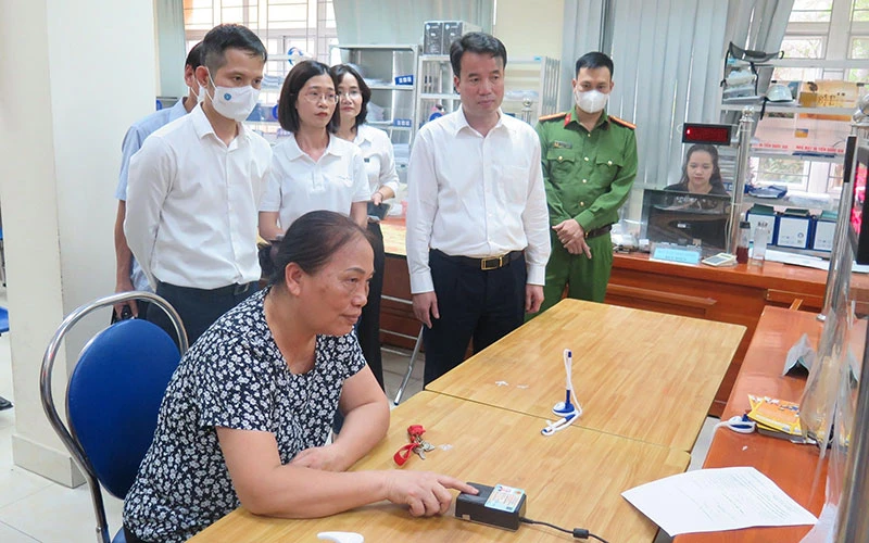 Bảo hiểm xã hội Việt Nam thí điểm việc khám, chữa bệnh bằng thẻ căn cước công dân và sinh trắc vân tay tại các cơ sở khám, chữa bệnh. (Ảnh TÂM TRUNG)