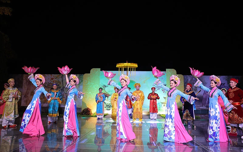 Biểu diễn nghệ thuật phục vụ khách du lịch tại Hoàng thành Thăng Long.