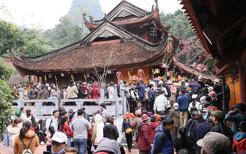 Đông đảo người dân và du khách về dự lễ hội chùa Hương trong những ngày đầu Xuân. (Ảnh NHẬT NAM)