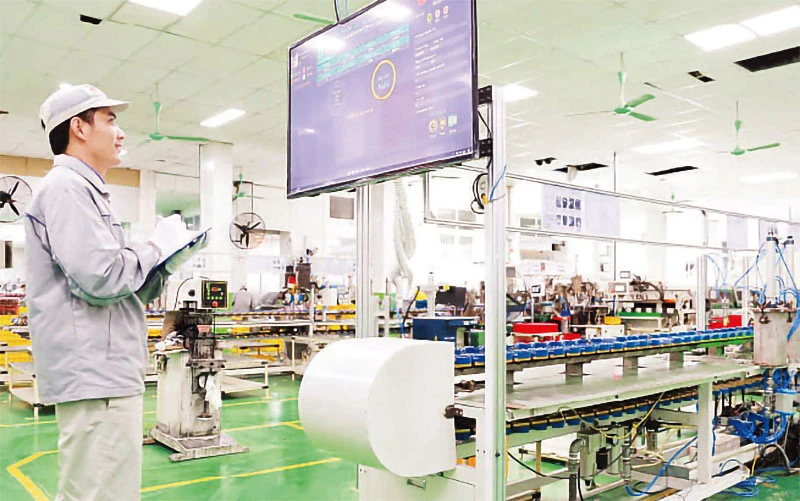 Dây chuyền sản xuất tự động tại Công ty cổ phần Bóng đèn Phích nước Rạng Đông. 