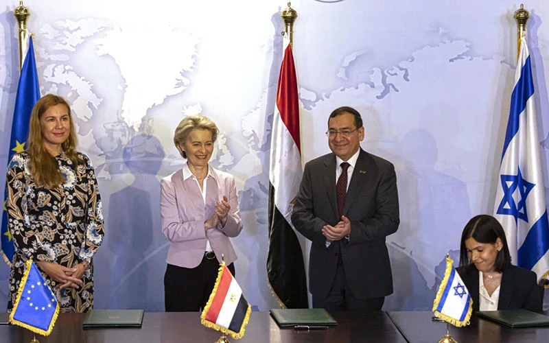 Lễ ký thỏa thuận hợp tác khí đốt ba bên EU-Ai Cập-Israel. (Ảnh France 24)