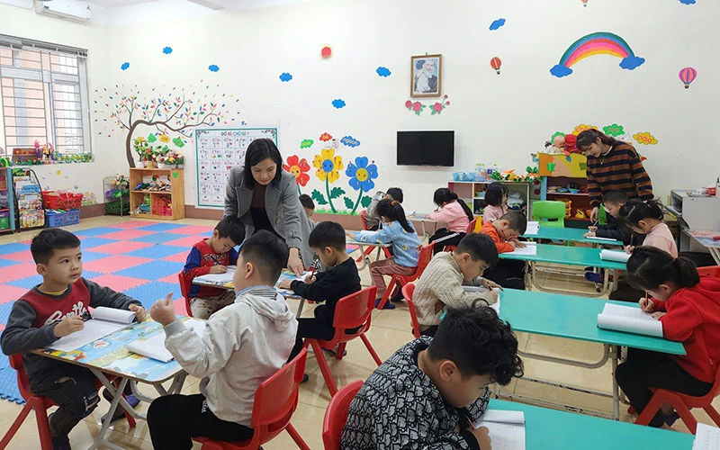 Trẻ em Trường mầm non Gia Cẩm, thành phố Việt Trì, tỉnh Phú Thọ làm quen với bảng chữ cái.