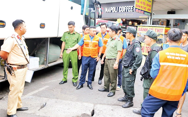 Đoàn Thanh niên Công an thành phố tập huấn kỹ năng cho các thành viên đội hình “Phản ứng nhanh về an ninh trật tự tại Bến xe Miền Tây”. (Ảnh CTV) 