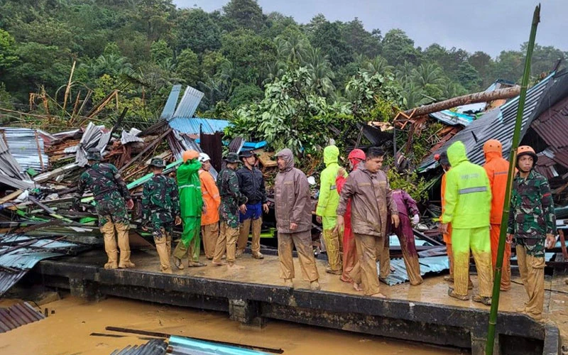 Hoạt động cứu hộ tại vụ lở đất ở quần đảo Natuna, Indonesia. (Ảnh AFP)