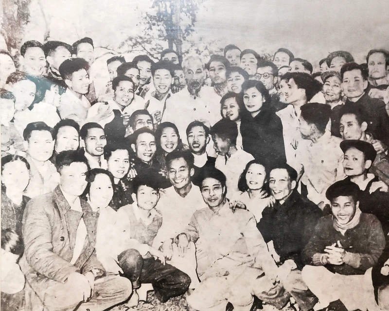 Bác Hồ thăm, chụp ảnh lưu niệm với cán bộ Báo Nhân Dân (năm 1957).