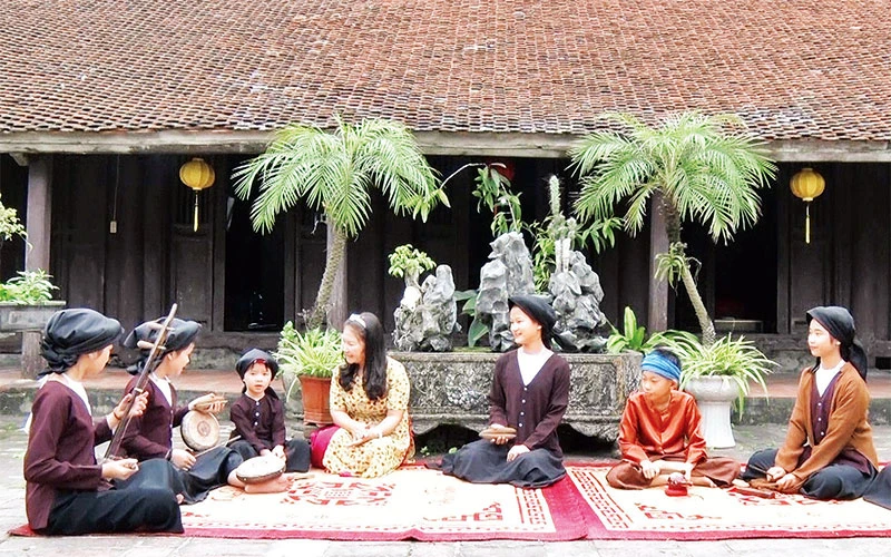 Người dân ở huyện Yên Mô tích cực tham gia bảo tồn nghệ thuật hát Xẩm. (Ảnh Yến Trinh)
