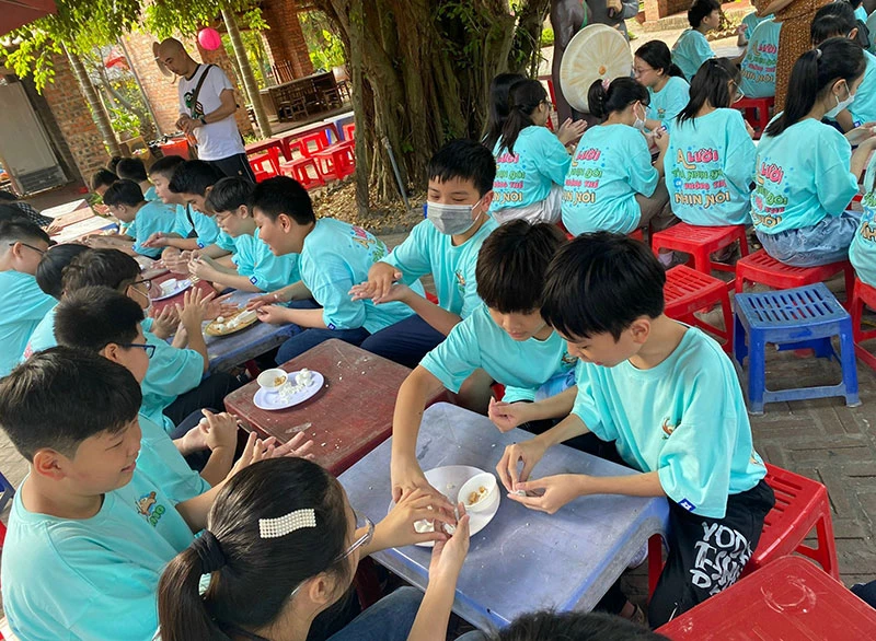Học sinh tham gia các hoạt động tại Khu du lịch sinh thái Quảng Ninh Gate, tỉnh Quảng Ninh. (Ảnh Hà Thu)