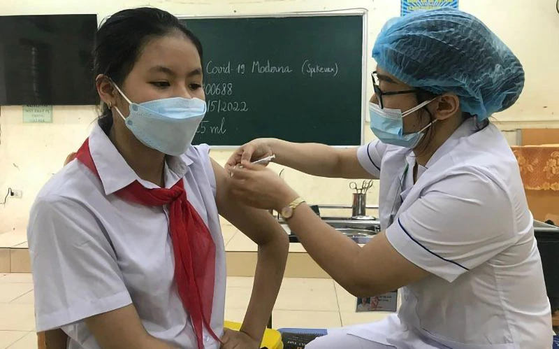 Tiêm vắc-xin phòng Covid-19 cho học sinh trên địa bàn thành phố Hà Nội. (Ảnh DUY TUÂN)