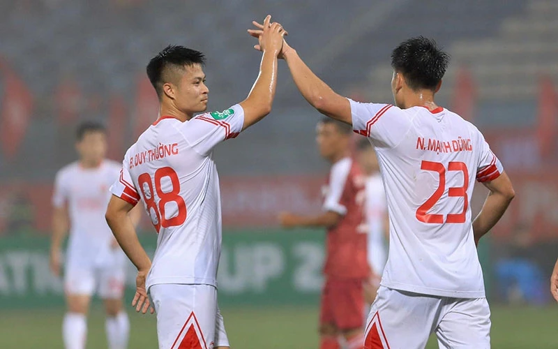 Đồng đội chia vui với cầu thủ Nhâm Mạnh Dũng (23) sau khi ghi bàn thắng vào lưới Bình Thuận. (Ảnh VPF)