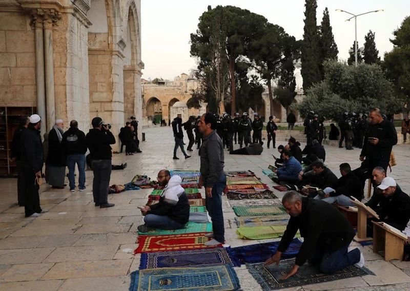 Các tín đồ Hồi giáo bên ngoài đền thờ Al-Aqsa. (Ảnh TÂN HOA XÃ)