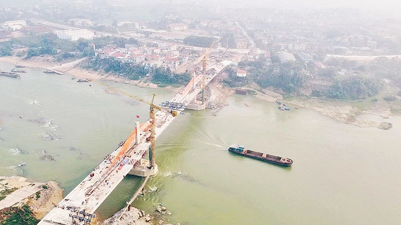 Cầu Vĩnh Phú bắc qua sông Lô kết nối giữa tỉnh Phú Thọ và Vĩnh Phúc đang được gấp rút hoàn thành và đưa vào sử dụng trong năm nay.