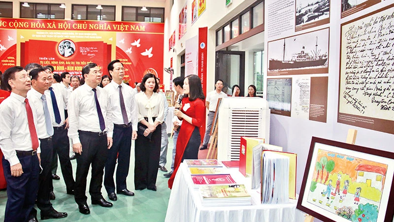 Các đại biểu tham quan Triển lãm trưng bày các tư liệu, hình ảnh, các bài dự thi tiêu biểu chào mừng kỷ niệm 60 năm Ngày Bác Hồ về thăm Nam Định.