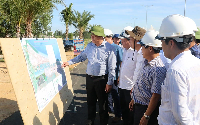 Lãnh đạo tỉnh Quảng Nam kiểm tra việc thi công đường ven biển nối từ Cửa Đại-Chu Lai.