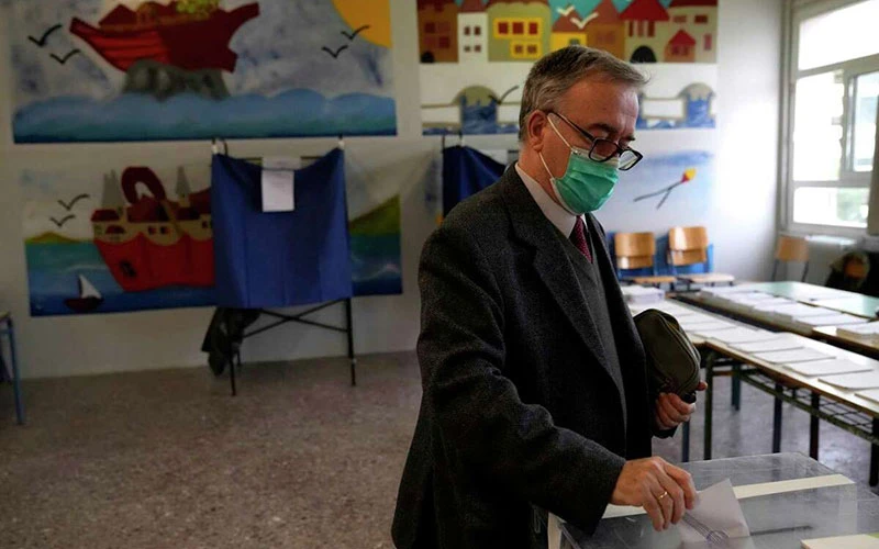 Tại một điểm bỏ phiếu ở Athens, Hy Lạp.