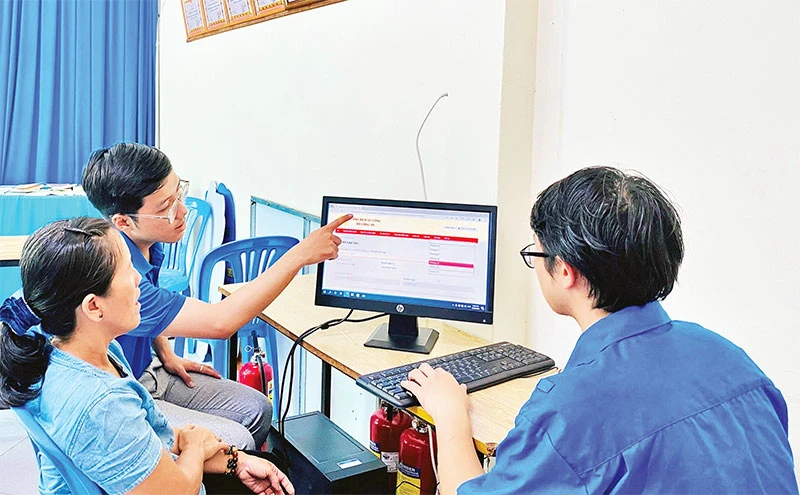 Đoàn viên tại quận Bình Thạnh hỗ trợ người dân làm quen với các ứng dụng số.