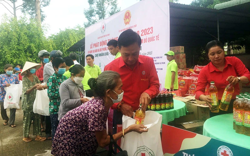 Hội Chữ thập đỏ tỉnh Hậu Giang tổ chức phiên chợ nhân đạo. (Ảnh Hồng Loan)