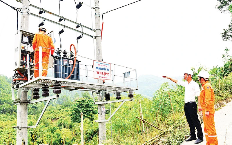 Công nhân điện lực Hàm Yên kiểm tra chất lượng điện năng tại trạm biến áp thôn Yên Lập 2, xã Yên Phú, huyện Hàm Yên. (Ảnh QUỐC VIỆT)