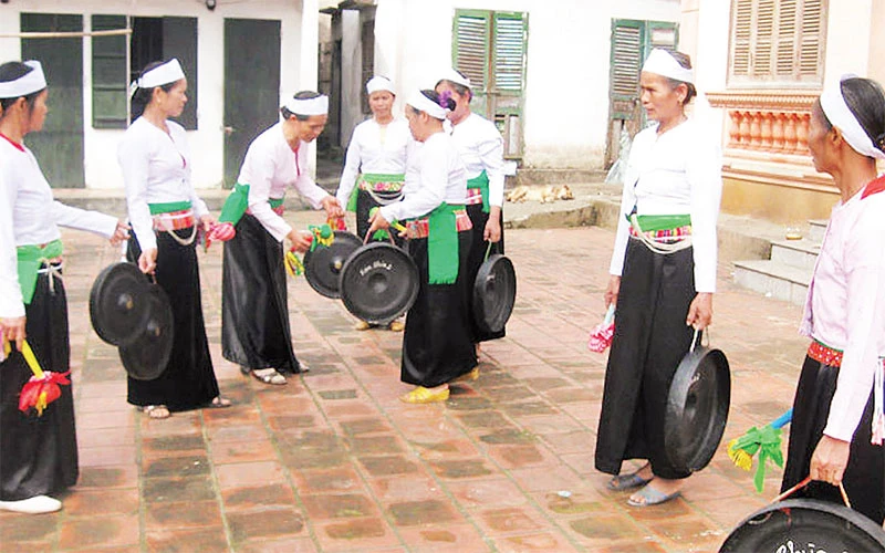 Đồng bào dân tộc Mường ở xã Tiến Xuân luyện tập tiết mục cồng chiêng.