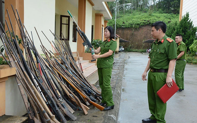 Cán bộ Công an huyện Yên Bình (Yên Bái) thu hồi vũ khí tự chế. (Ảnh Thanh Sơn)