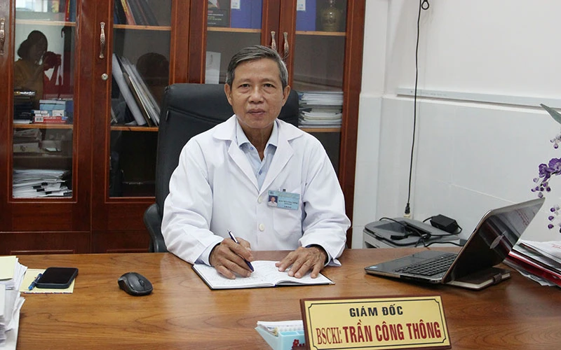 Bác sĩ chuyên khoa I Trần Công Thông, Giám đốc Trung tâm Cấp cứu thành phố Đà Nẵng, trong giờ làm việc tại Trung tâm.