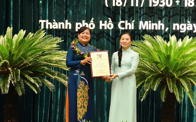 Lãnh đạo Ủy ban Mặt trận Tổ quốc Thành phố Hồ Chí Minh trao giải thưởng Đại đoàn kết toàn dân tộc Thành phố Hồ Chí Minh năm 2022 tặng bà Lê Thị Thu Trà (bên trái).