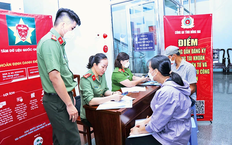 Cán bộ Công an tỉnh Đồng Nai hướng dẫn người dân kích hoạt tài khoản định danh điện tử.