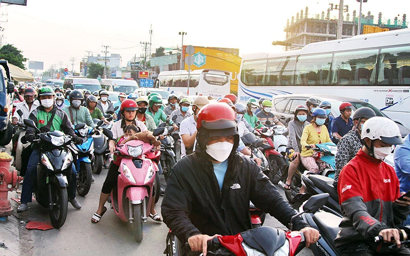 Tình trạng kẹt xe thường xuyên trên tuyến đường huyết mạch nối Thành phố Hồ Chí Minh và tỉnh Bình Dương. (Ảnh THẾ ANH) 