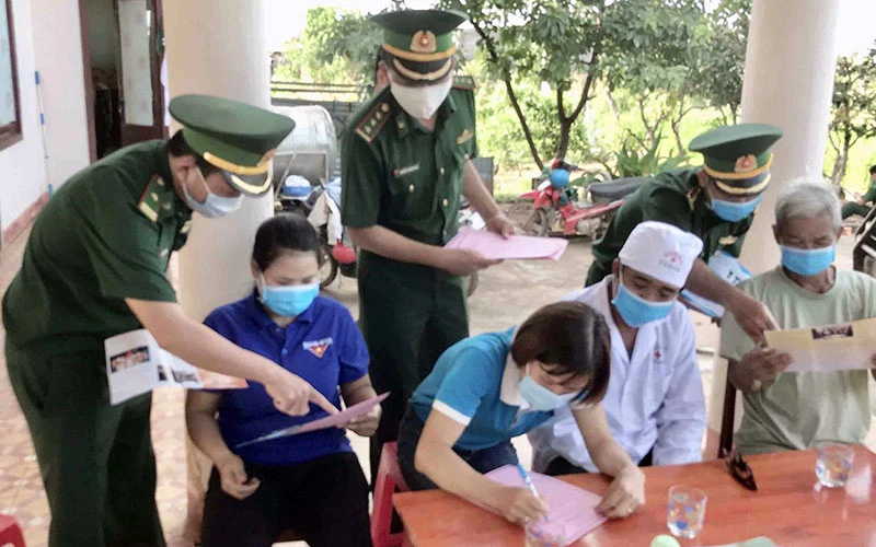Bộ đội Biên phòng tỉnh Gia Lai phát tờ rơi vận động nhân dân tham gia giữ vững an ninh chính trị, trật tự an toàn trên địa bàn.