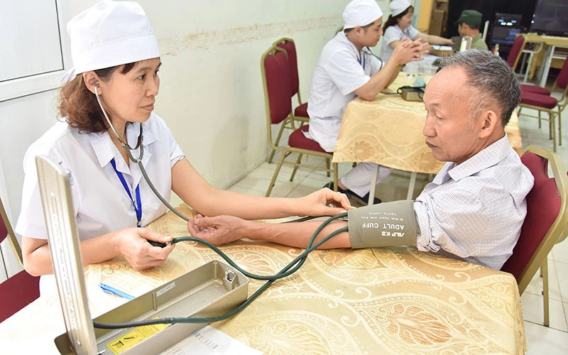 Khám sức khỏe cho người cao tuổi tại Trung tâm nuôi dưỡng và điều dưỡng người có công TP Hà Nội. (Ảnh NGUYỄN ĐĂNG) 